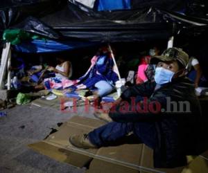 Catalino pasa las noches sobre un cartón, se muestra fatigado.Foto: Emilio Flores/ EL HERALDO