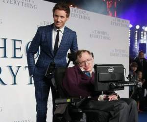 Stephen Hawking al lado de Eddie Redmayne, quien lo interpretó en 'La teoría del todo'. Foto AP