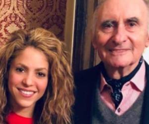 Con esta imagen la cantante Shakira lamentó la muerte del expresidente argentino.