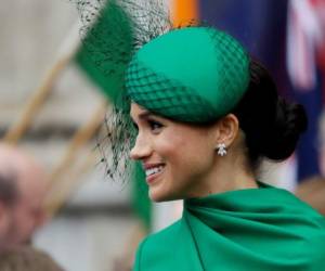 En esta fotografía del 9 de marzo de 2020, Meghan recibe flores al salir de una misa por el Día del Commonwealth en la Abadía de Westminster en Londres.