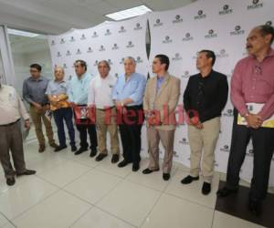 Los miembros de la Mesa del Café se reunieron ayer en el Ihcafé. El coordinador y representante del gobierno, Ebal Díaz, planteó algunas propuestas para mejorar la situación de los productores. (Foto: David Romero/ El Heraldo Honduras)