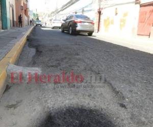 Los conductores tienen que enfrentarse a diario con los baches del centro de la capital de Honduras. Foto: Efraín Salgado/EL HERALDO.