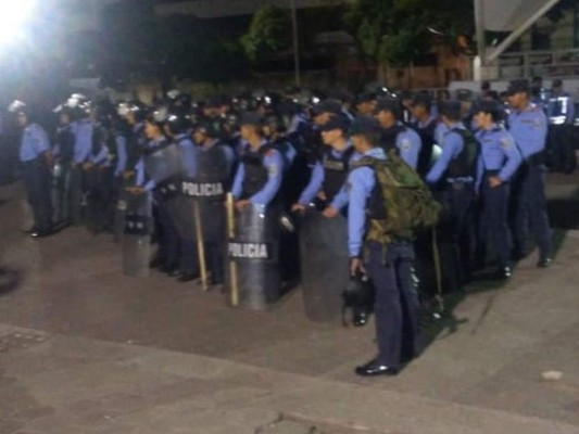 Los policías se instalaron en el centro de Tegucigalpa la mañana de este martes.