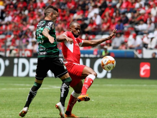 Brian Lozano de Santos compite por el balón con William Da Silva de Toluca, durante el partido de fútbol del torneo Abierto de México 2018. Foto: Agencia AFP.
