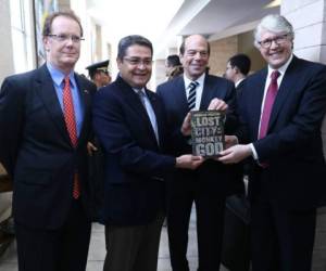 El embajador James Nealon, el presidente Juan Orlando Hernández, el cineasta Steve Elkins y el escritor Douglas Preston.