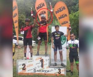 Jorge Leonel García Núñez cuando salió campeón en una competencia de ciclismo.