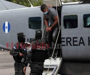 El presunto narcotraficante Óscar Santos Tobar fue trasladado a Tegucigalpa en una avioneta de las Fuerzas Armadas de Honduras. Foto: Emilio Flores/EL HERALDO.