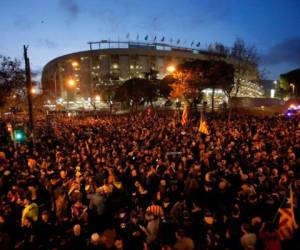 Los organizadores de la protesta señalaron que cerca de 25,000 personas se apuntaron en el llamado a congregarse cerca del Camp Nou y tratarían de ingresar al estadio. Foto: AP.