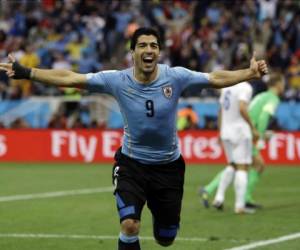 El médico de la selección uruguaya manifestó que es conveniente que Suárez realice su primera fase de recuperación en Barcelona. Foto: AFP