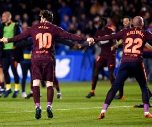 El delantero argentino del Barcelona Lionel Messi celebra con sus compañeros de equipo después de ganar el partido de fútbol de la liga española contra el Deportivo Coruña. Foto AFP