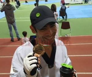 Miguel Ferrera muestra su medalla de oro ganada en Alemania.