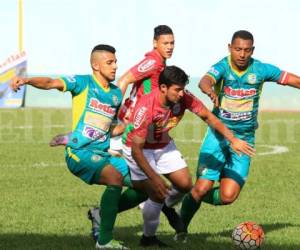 Juan José Rodríguez se safa de las marcas del Juticalpa FC. Foto: Ronal Aceituno / Grupo Opsa.