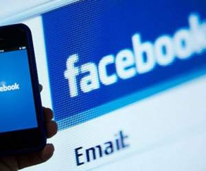 Facebook comenzará pruebas en las cuentas de algunos usuarios. Foto AFP