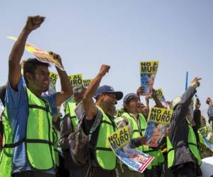 Con pancartas en mano, los protestantes exigieron que no se construya el muro fronterizo entre México y Estados Unidos. (AFP)