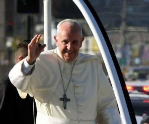 Durante el recorrido hacia su primera misa en el parque O'Higgins, el Papa recibió el golpe en la cara. Foto: AFP