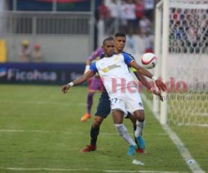 Jerry Bengtson, no pudo contra Joni Rougier en el polémico penal de la tarde. Foto David Romero| EL HERALDO