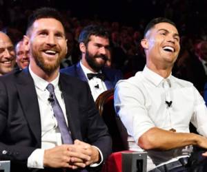 Cristiano Ronaldo y Lionel Messi ríen a carcajadas en la gala del sorteo de la Champions League.