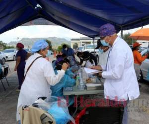 En la capital fueron habilitados cuatro puntos de vacunación para los afiliados al IHSS. Los adultos mayores se quejaron del tiempo de espera, pese a que tenían cita con horario establecido. Foto: Marvin Salgado/El Heraldo