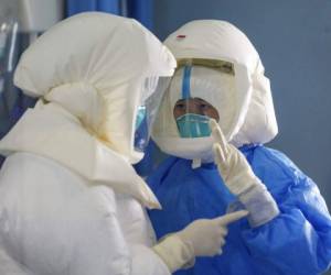 Personal médico trabaja en una zona aislada de un hospital, reservado para pacientes de COVID-19 en estado crítico. Foto: AP.