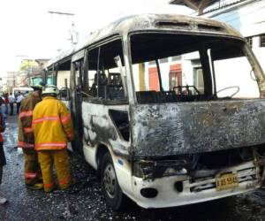 La unidad, con placas AAS-4548, cubre la ruta El Carrizal-La Sosa y circulaba por la zona de Comayagüela al momento del ataque, cerca de una reconocida clínica médica, foto: Osman Zepeda.