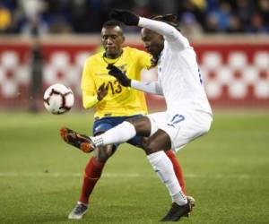 Alberth Elis disputa el balón ante un jugador ecuatoriano en el estadio Red Bull Arena de Nueva Jersey. Foto:AFP