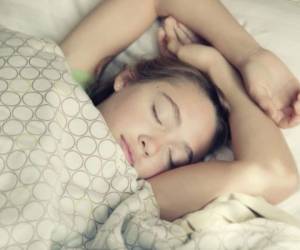 Dormir más o menos de ocho horas diarias afecta la salud de las personas, según estudio. Foto: Agencia AFP