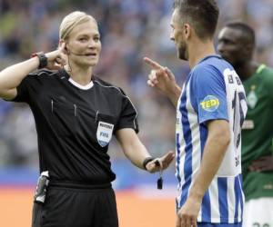 Bibiana Steinhaus, la primera mujer árbitro en la Bundesliga (Foto: Agencia AP)