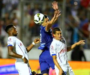 Johny Palacios y Oliver Morazán de Olimpia, con Erick Andino de Motagua. Foto:David Romero.