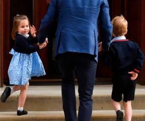 El Príncipe Guillermo de Inglaterra entrando a ver al bebé recién nacido con Jorge y Carlota de Cambridge. Foto AFP