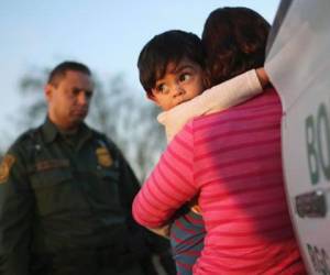 Un informe del centro de investigaciones Pew señala esta semana que las familias o menores acompañados de al menos un familiar o persona a cargo de ellos supera a la cifra de menores, en su mayoría centroamericanos, que cruzan la frontera solos o sin adultos que los cuiden.