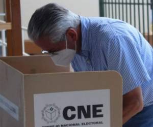 Momento en que el expresidente ejercía el sufragio en el Instituto San Miguel.