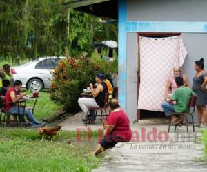 Algunas familias han comenzado el proceso de limpieza en las casas que quedaron en pie, otros esperan en las calles o albergues a que baje del todo el nivel del agua, muchos lo perdieron todo. Los rescates continúan en menor número, pero los recorridos en lanchas y helicópteros son recurrentes por los socorristas.