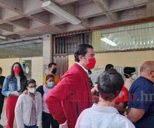 Los hijos de Xiomara Castro esperan que tres horas después del cierre de urnas el CNE cumpla con su compromiso de dar resultados preliminares. Foto: EL HERALDO