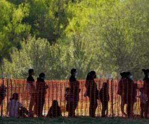 Migrantes detenidos en instalaciones de la agencia Aduanas y Protección Fronteriza de Estados Unidos en Mission, Texas. Foto: AP