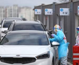 Al mismo tiempo, la Comisión anunció 433 nuevos casos confirmados de contaminación, casi todos ellos verificados en la central provincia de Hubei, el epicentro del brote. Foto: AFP.