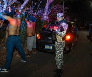 El presidente de El Salvador, Nayib Bukele, anunció que desplegó 6,000 militares y policías para cercar remanentes de pandillas en el norte del país tras la muerte de dos personas. Aquí las imágenes.
