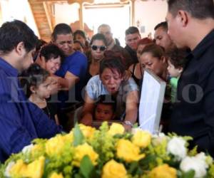 Desgarradores momentos se vivieron en el último adiós a Luis Joel Rivera Perdomo en Cantarranas. (Foto: El Heraldo Honduras/ Noticias de Honduras)