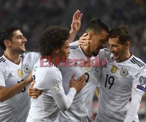 Sandro Wagner celebra con sus compañeros el triunfo de Alemania que lo tiene en Rusia 2018. (AFP)