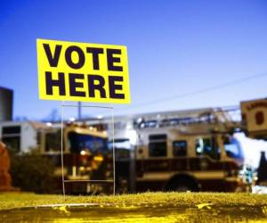 Un cartel indica 'vote aquí' en las elecciones primarias del Partido Demócrata en Columbia, Carolina del Sur. Foto: AP.