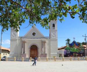 La histórica iglesia Inmaculada Concepción es uno de los principales atractivos en el parque Central de Cantarranas. Foto José Trejo.