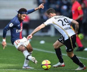El delantero brasileño de Paris Saint-Germain, Neymar lucha por el balón con el mediocampista francés de Angers Vincent Manceau durante el partido de fútbol francés L1 entre Angers (SCO) y Paris Saint-Germain (PSG).
