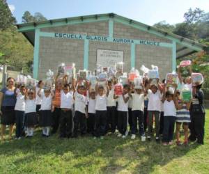 Los alumnos de la Escuela Gladis Aurora Méndez muestran sus nuevos útiles. Foto: Juan Flores / EL HERALDO.