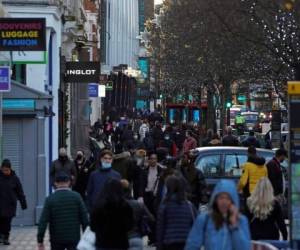 Alrededor de 16,4 millones de personas entraron en las medidas más estrictas de 'nivel cuatro' desde el domingo, o el 31 por ciento de la población de Inglaterra. Foto: AFP