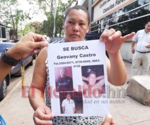 Obeida Padilla busca desesperadamente a su esposo José Geovany Castro, quien desapareció hace seis días tras salir de una estación policial donde estuvo algunas horas detenido. Foto: Estalin Irías/ EL HERALDO