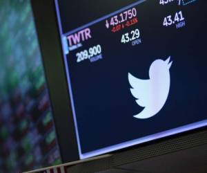 Una pantalla con el precio de las acciones de Twitter en la Bolsa de Valores de Nueva York. (AP Foto/Mark Lennihan, Archivo).