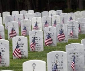 Las tumbas están decoradas con banderas estadounidenses en el cementerio nacional de Calverton el 23 de mayo de 2020 en Wading River, Nueva York. Foto: Agencia AFP.