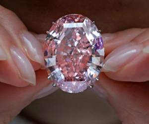 El diamante ovalado de tallado mixto superó de lejos la estimación previa de Sotheby's de 60 millones de dólares. Foto: AP