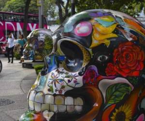 En México se celebra principalmente con la elaboración de coloridos altares, comida, ofrendas de flores y unos buenos mariachis en honor a los difuntos.