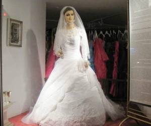 Muchos son los rumores y leyendas que rodean a 'La Pascualita', un maniquí que desde el siglo pasado adorna una tienda de vestidos para novia en Chihuahua. Fotos redes.