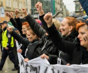 Cuando menores embarazadas ingresan ilegalmente al país, las autoridades de Estados Unidos les dan a elegir una de dos opciones: aceptar ser deportadas y abortar en su país de origen o quedarse en Estados Unidos y tener el bebé.